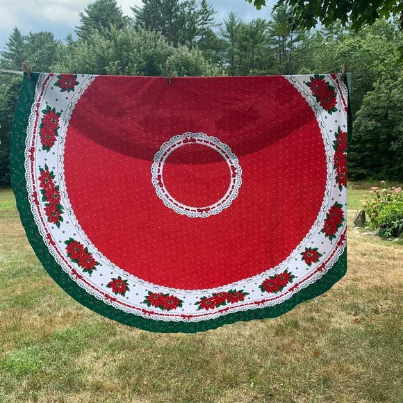 Vintage 70 in Round Christmas Tablecloth Red Green Cotton Poinsettias Sm Flaw - Picture 1 of 8